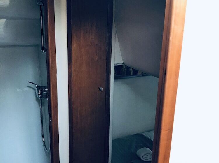 ホテル Luxury Dreams On Boat