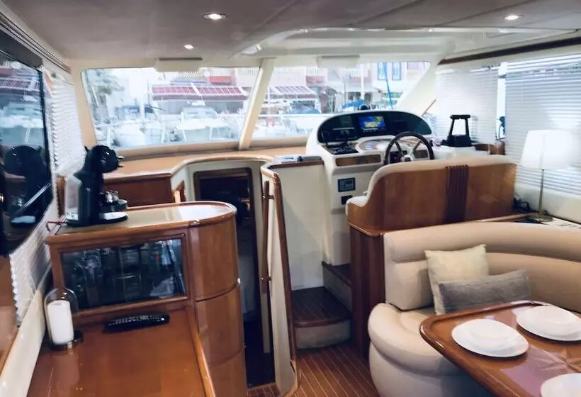 ホテル Luxury Dreams On Boat