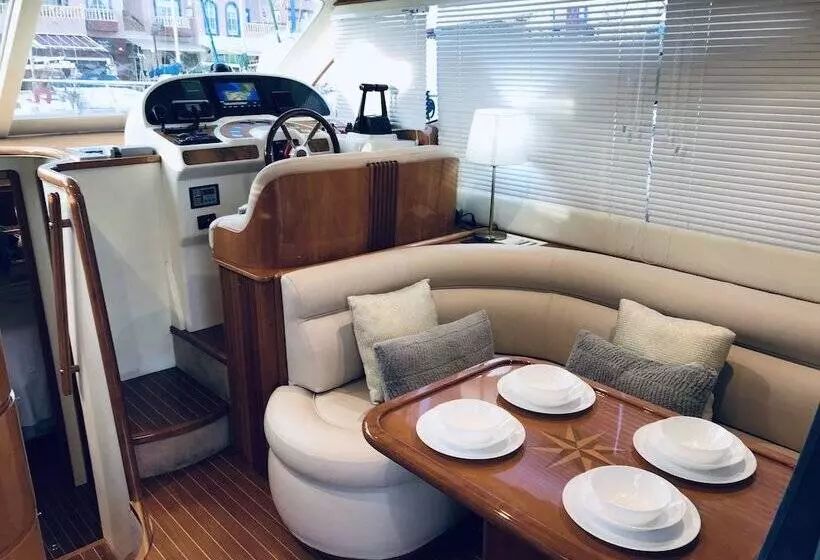 ホテル Luxury Dreams On Boat