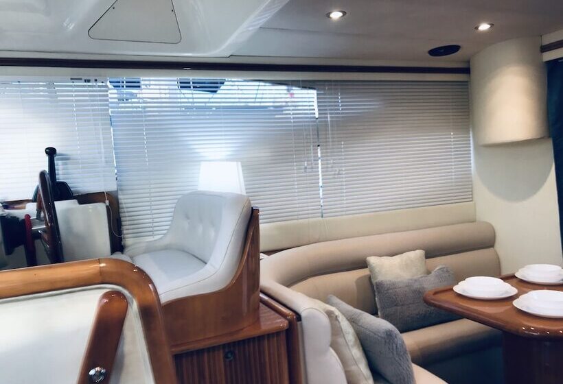 ホテル Luxury Dreams On Boat