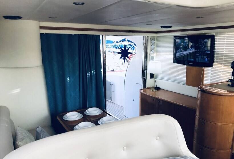 ホテル Luxury Dreams On Boat