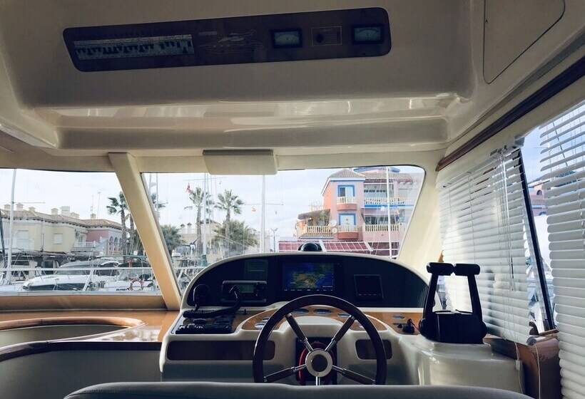 ホテル Luxury Dreams On Boat