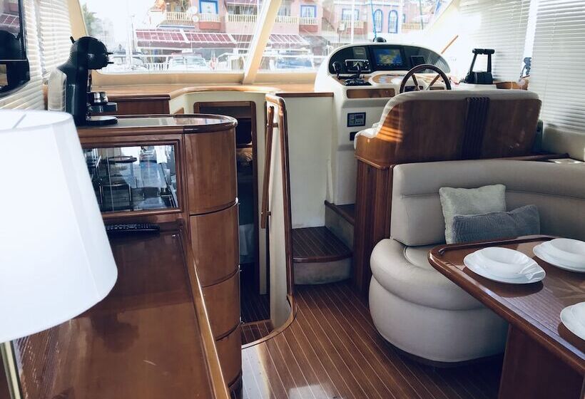 ホテル Luxury Dreams On Boat