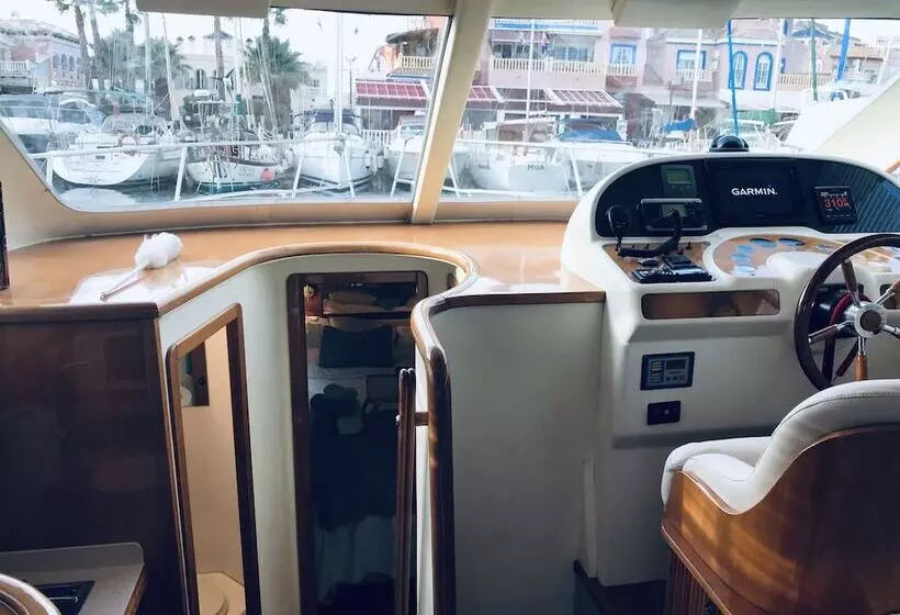 ホテル Luxury Dreams On Boat