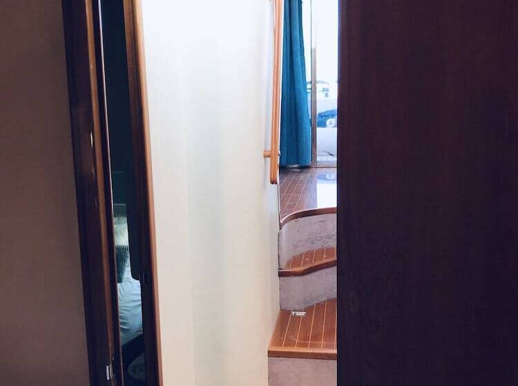 ホテル Luxury Dreams On Boat