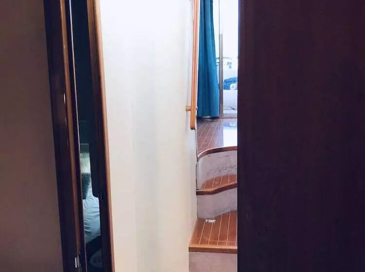 ホテル Luxury Dreams On Boat