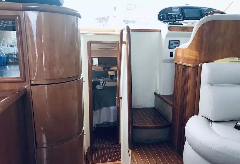 ホテル Luxury Dreams On Boat