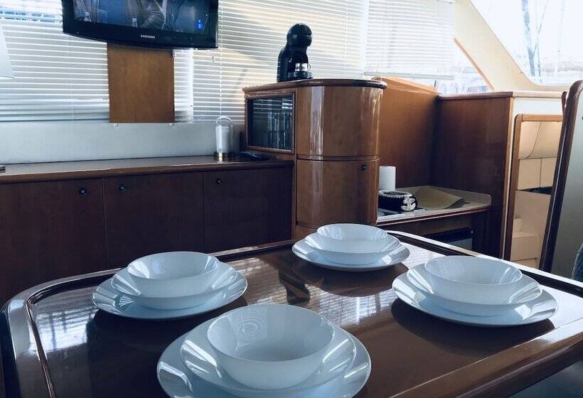 ホテル Luxury Dreams On Boat