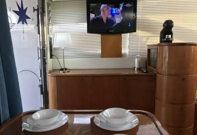 ホテル Luxury Dreams On Boat