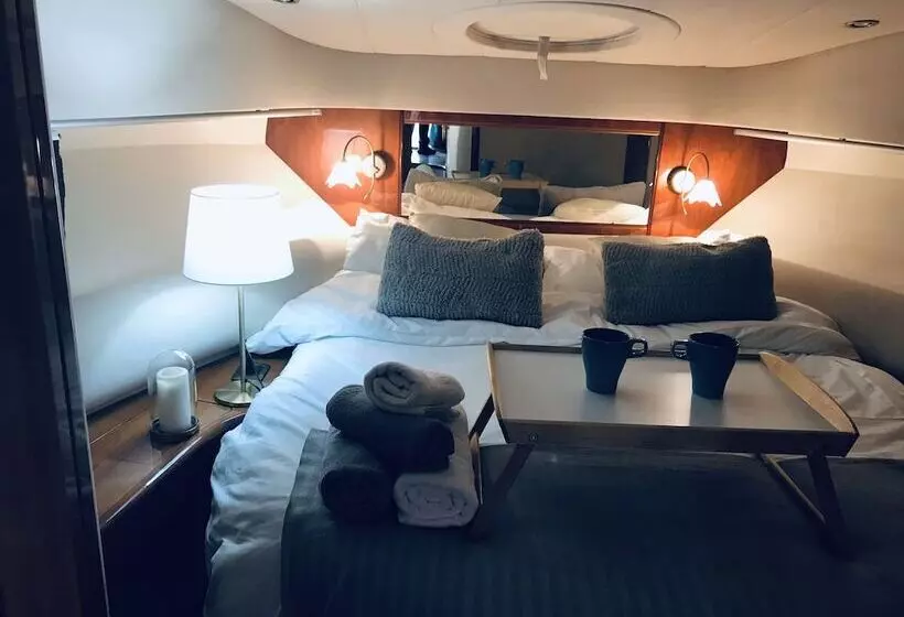 ホテル Luxury Dreams On Boat