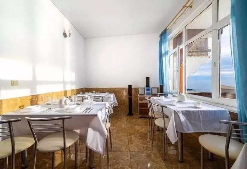 Majatalo Alye Parusa Guesthouse