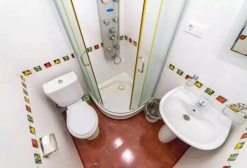 Majatalo Alye Parusa Guesthouse