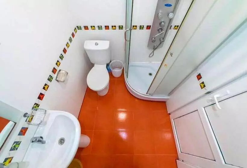 Majatalo Alye Parusa Guesthouse