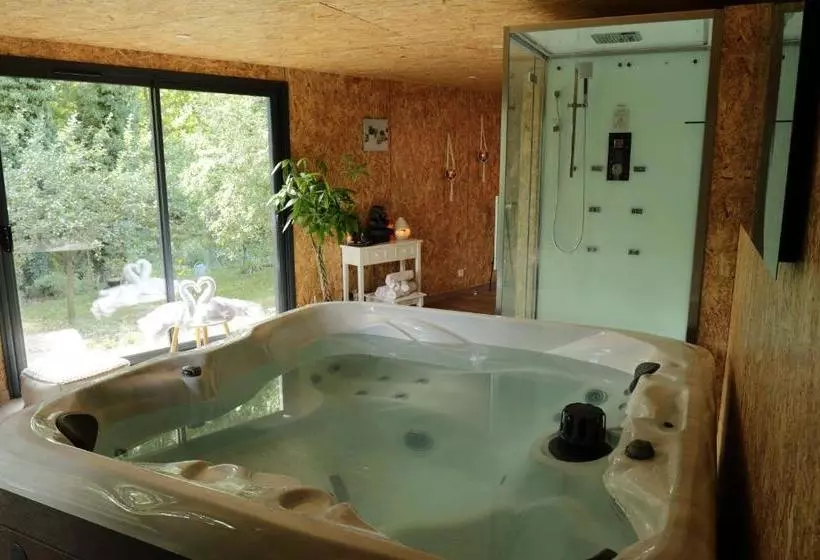 ベッドアンドブレックファースト La Fresnaie : Chambres ,table D'hôtes & Spa