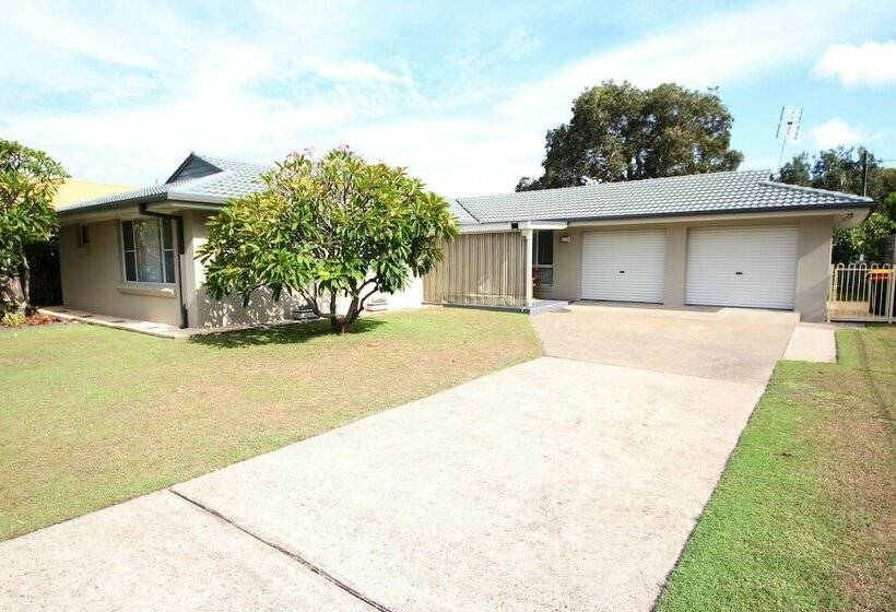 Briney Mia At Hat Head