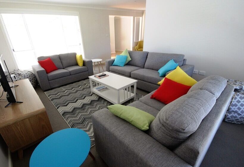 Briney Mia At Hat Head