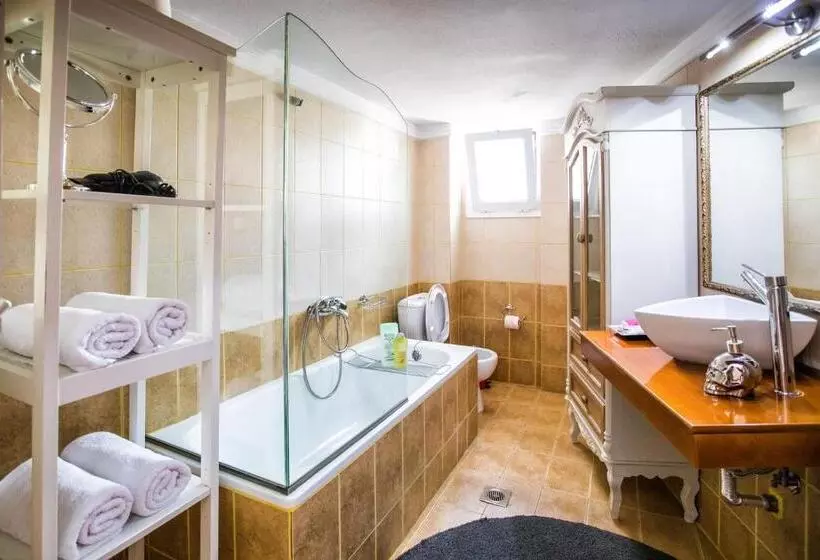 Luxury Suites   Free Parking