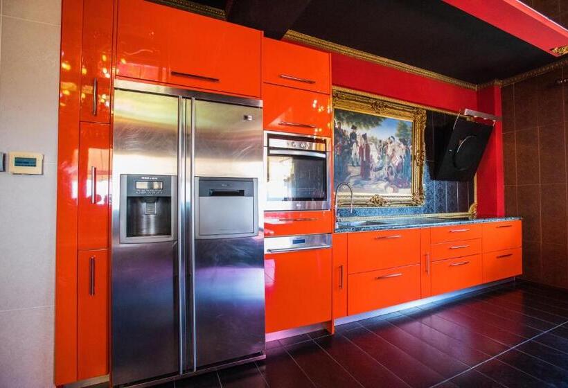 Luxury Suites   Free Parking