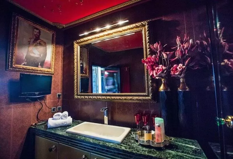 Luxury Suites   Free Parking