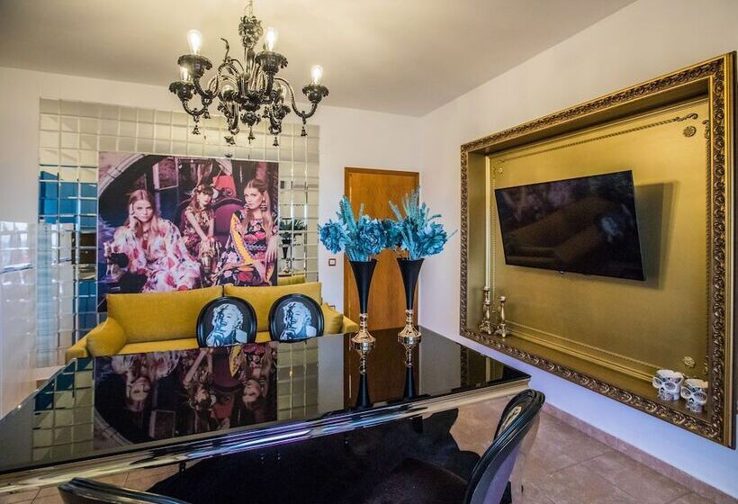 Luxury Suites   Free Parking