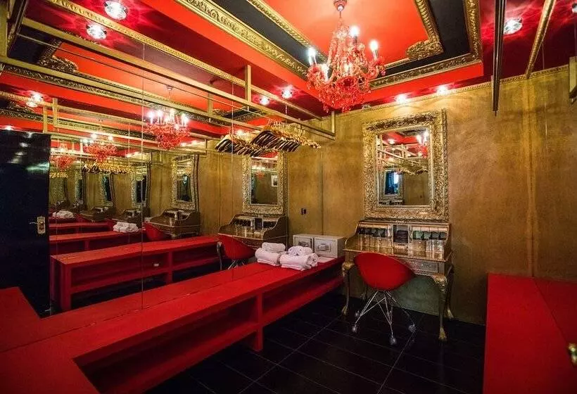 Luxury Suites   Free Parking