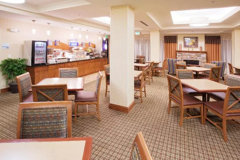 هتل Holiday Inn Express & Suites Denver Airport, An Ihg