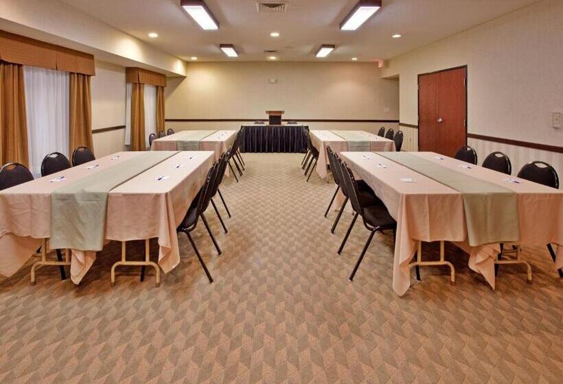 Отель Holiday Inn Express  & Suites Lansingleavenworth