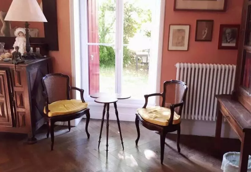 Aamiaismajoitus (B&B) La Cure Du Maine Charles