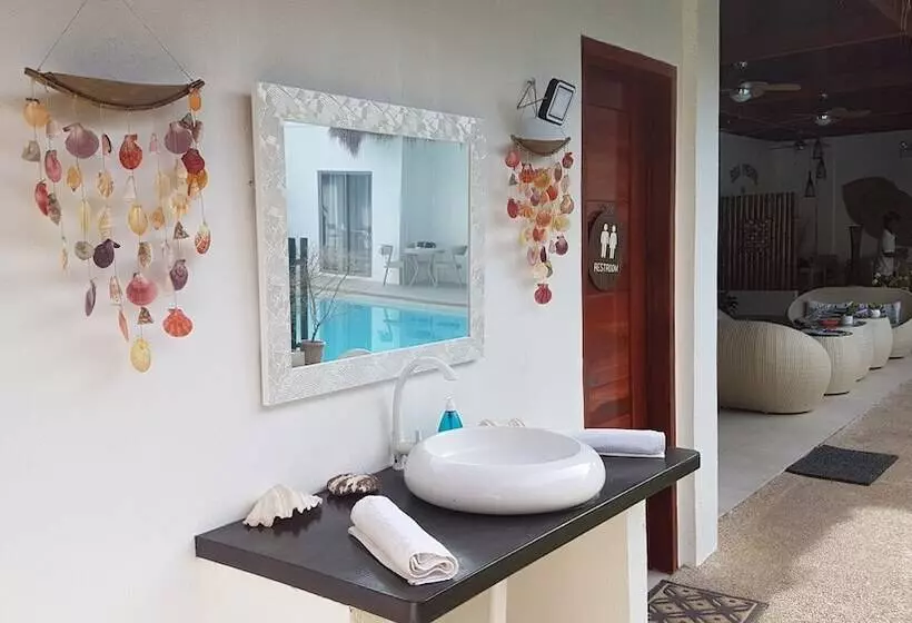 ホテル Alona Beach Side Inn