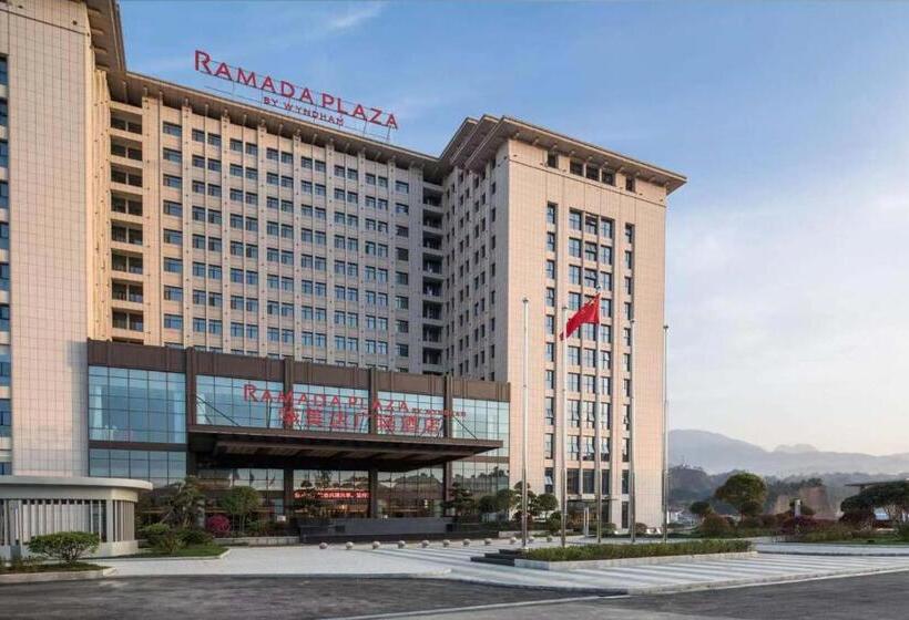 בית מלון כפרי Ramada Plaza By Wyndham Enshi