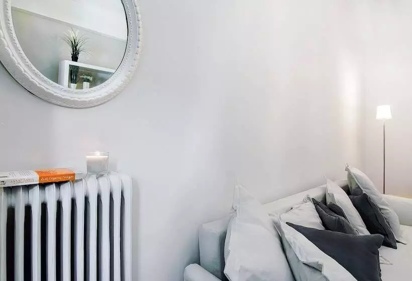 Charming 2 Bdr Apt Next To Piraeus Port