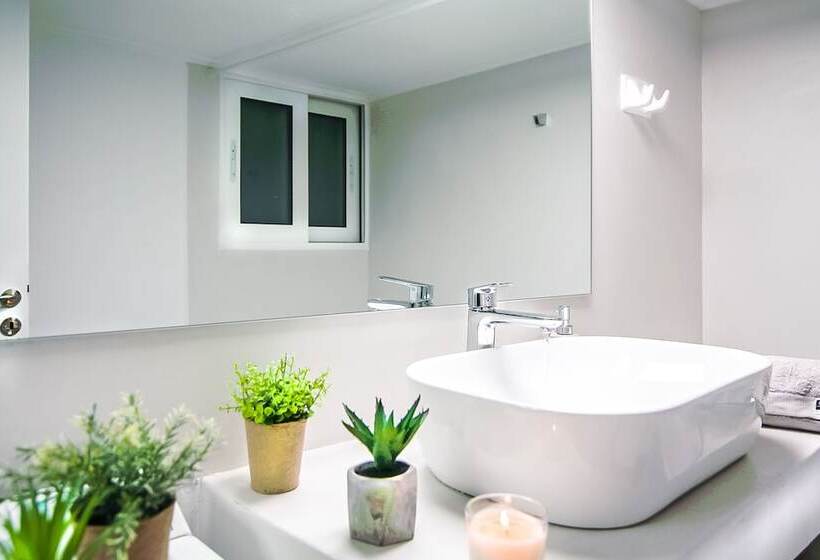 Charming 2 Bdr Apt Next To Piraeus Port