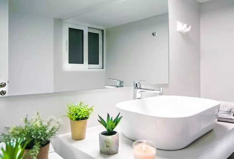 Charming 2 Bdr Apt Next To Piraeus Port