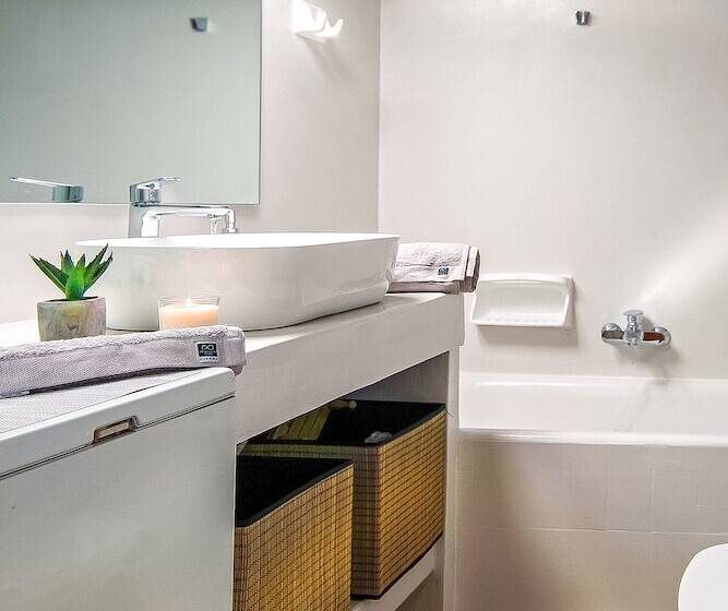 Charming 2 Bdr Apt Next To Piraeus Port