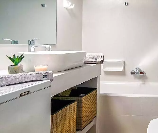 Charming 2 Bdr Apt Next To Piraeus Port