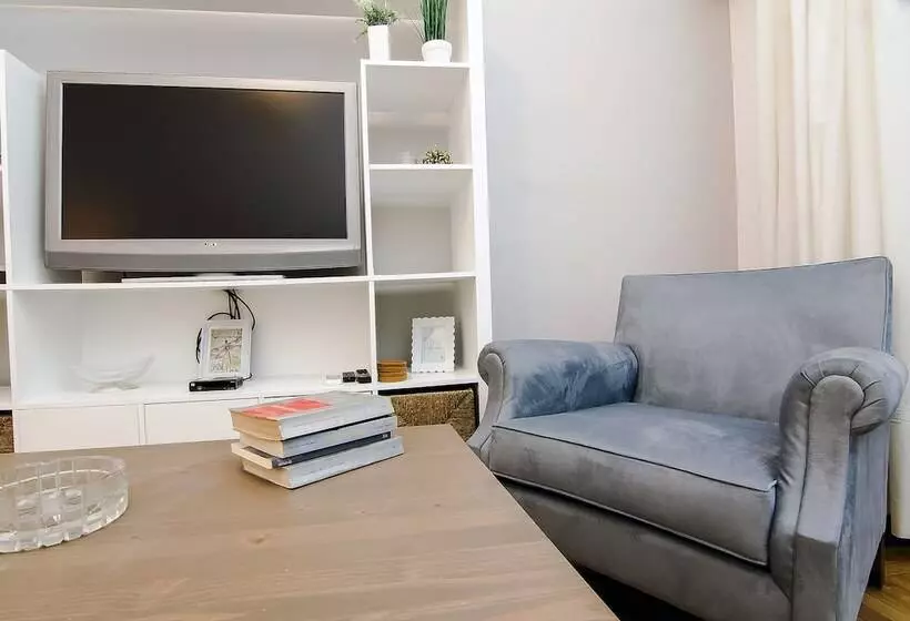 Charming 2 Bdr Apt Next To Piraeus Port