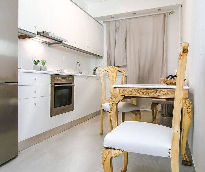 Charming 2 Bdr Apt Next To Piraeus Port