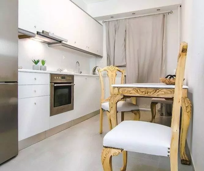 Charming 2 Bdr Apt Next To Piraeus Port