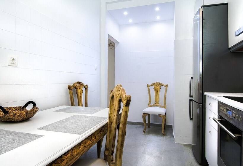 Charming 2 Bdr Apt Next To Piraeus Port