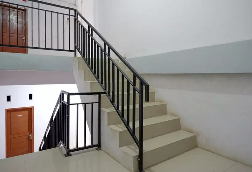 Hotelli Reddoorz Near Pasar Baru Mamuju