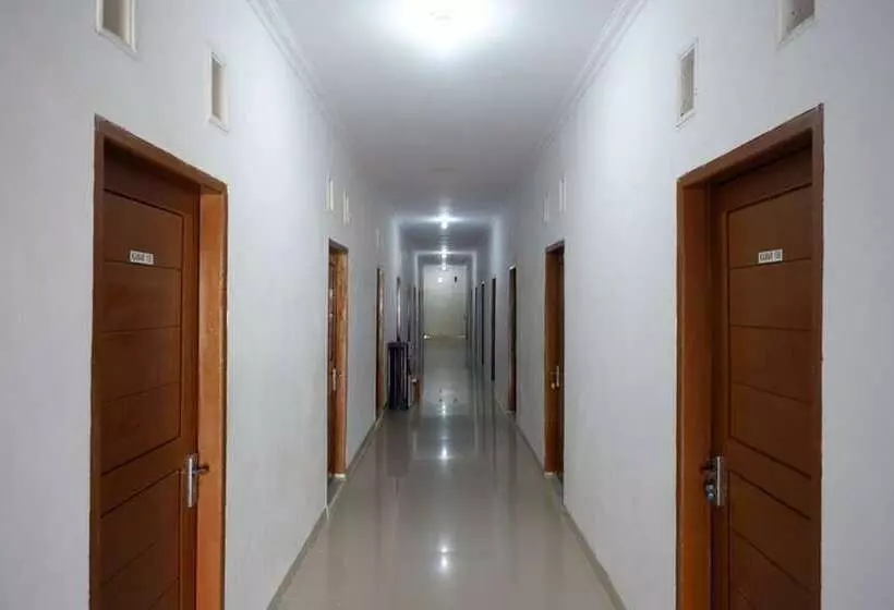 Hotelli Reddoorz Near Pasar Baru Mamuju