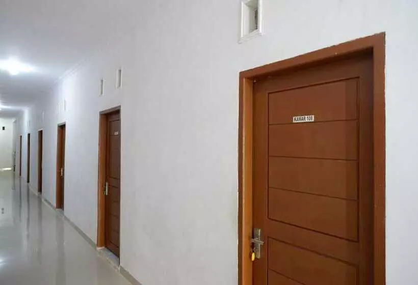 Hotelli Reddoorz Near Pasar Baru Mamuju