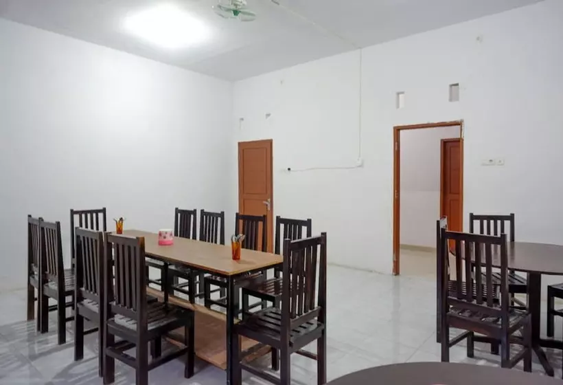 Hotelli Reddoorz Near Pasar Baru Mamuju