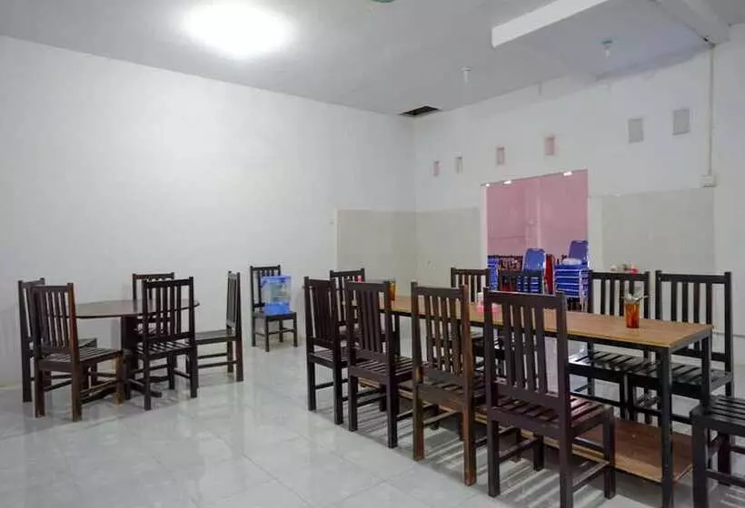 Hotelli Reddoorz Near Pasar Baru Mamuju