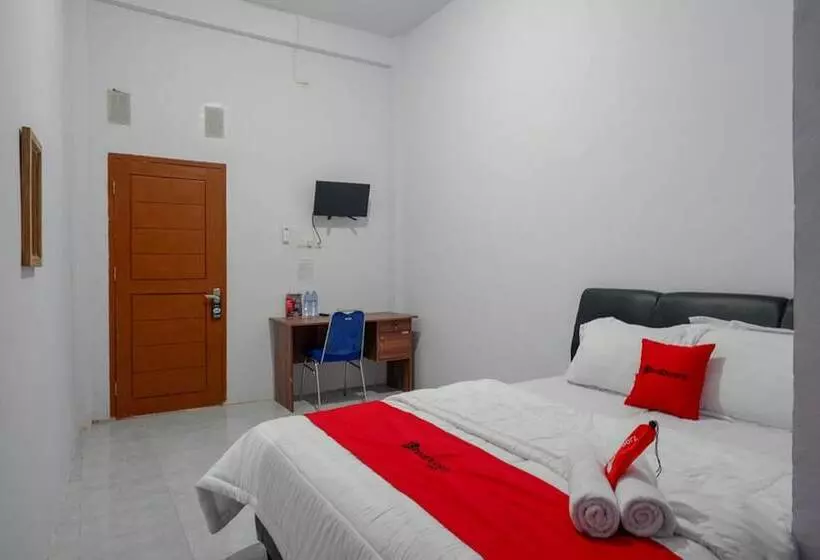 Hotelli Reddoorz Near Pasar Baru Mamuju