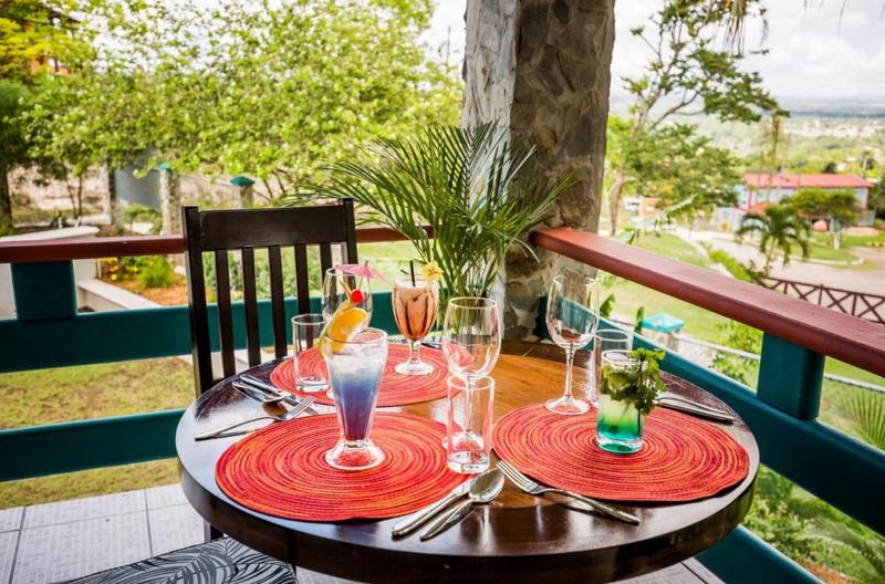 ホテル Falling Leaves Lodge