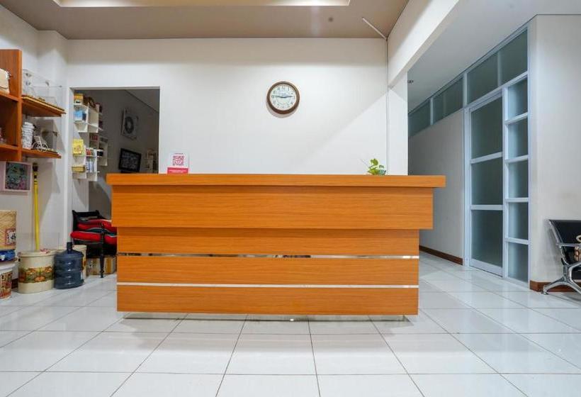 Отель Oyo 2067 Fedith Kost Syariah