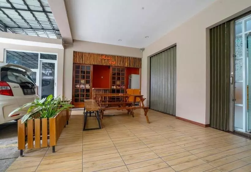 ホテル Oyo 2067 Fedith Kost Syariah