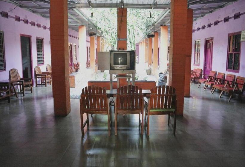 Отель Spot On 1972 Aman Family Inn