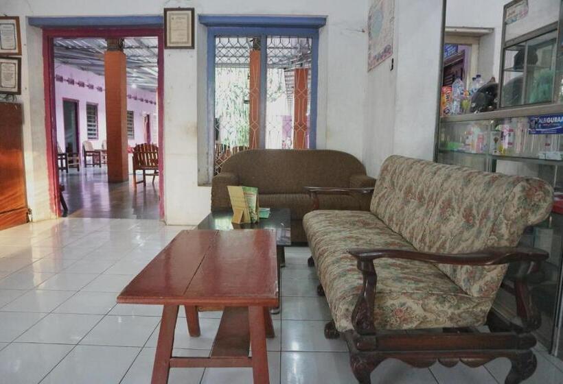 Отель Spot On 1972 Aman Family Inn